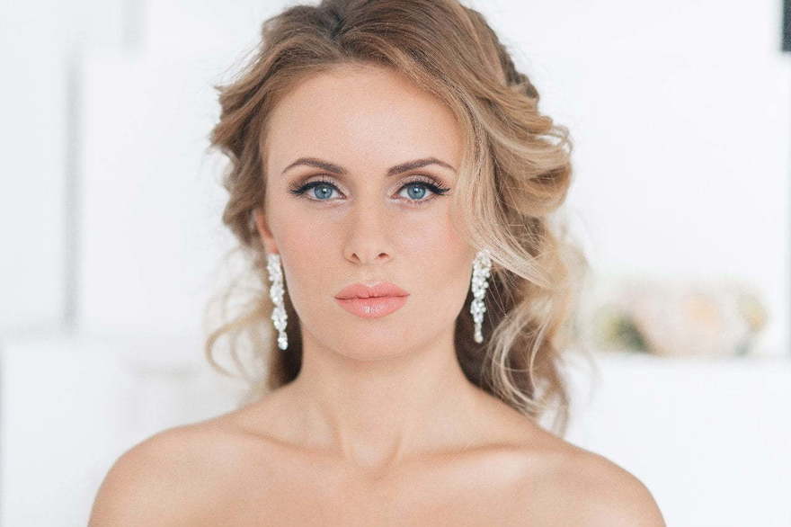С аксессуарами / Цветами / Фатой, В греческом стиле, С плетением, Локоны / Локоны на один бок от Свадебный стилист Юлия Яковлева 1