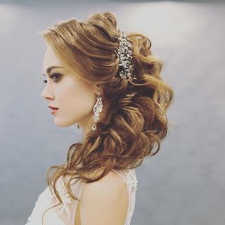 С аксессуарами / Цветами / Фатой, Локоны / Локоны на один бок от Стилист-визажист Ирина Алексеева 1