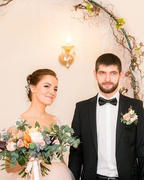С аксессуарами / Цветами / Фатой, Пучок от Свадебный стилист-визажист Астхик Абнусян 1