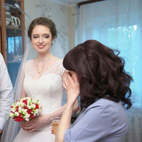 Высокие / Собранные, С аксессуарами / Цветами / Фатой, Распущенные, Пучок, Локоны / Локоны на один бок от Свадебный стилист-визажист Филиппова Елена 1