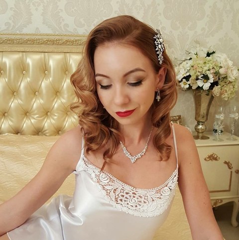 С аксессуарами / Цветами / Фатой, Локоны / Локоны на один бок от Свадебный стилист-визажист Алёна Рей 1