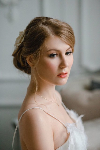 Высокие / Собранные, С аксессуарами / Цветами / Фатой, Пучок, С плетением от Свадебный стилист Аманова Ольга 1