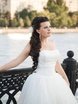 С аксессуарами / Цветами / Фатой, Коса / Коса-пучок, Локоны / Локоны на один бок от Свадебный стилист-визажист Елена Плетнер 2