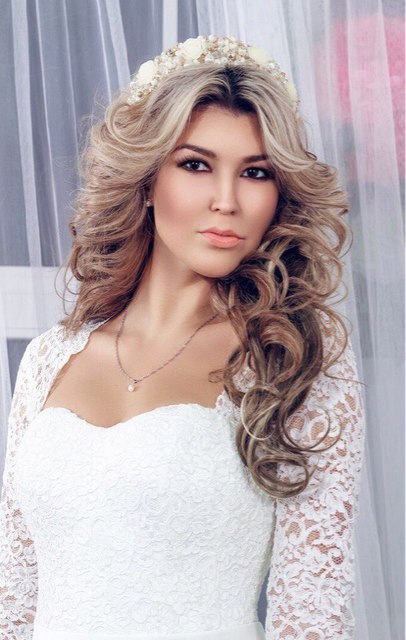 С аксессуарами / Цветами / Фатой, Распущенные, Локоны / Локоны на один бок от Свадебный стилист Наталья Алифанова 1