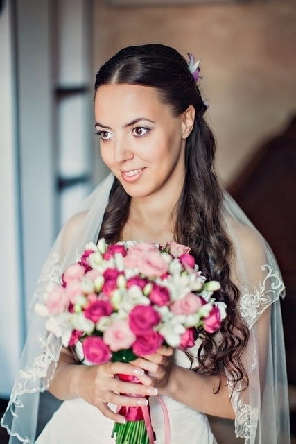 Высокие / Собранные, С аксессуарами / Цветами / Фатой, Локоны / Локоны на один бок от Свадебный стилист Наталья Алифанова 1