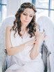 С аксессуарами / Цветами / Фатой, Распущенные, Локоны / Локоны на один бок от Свадебный стилист Катерина Грищенко 1