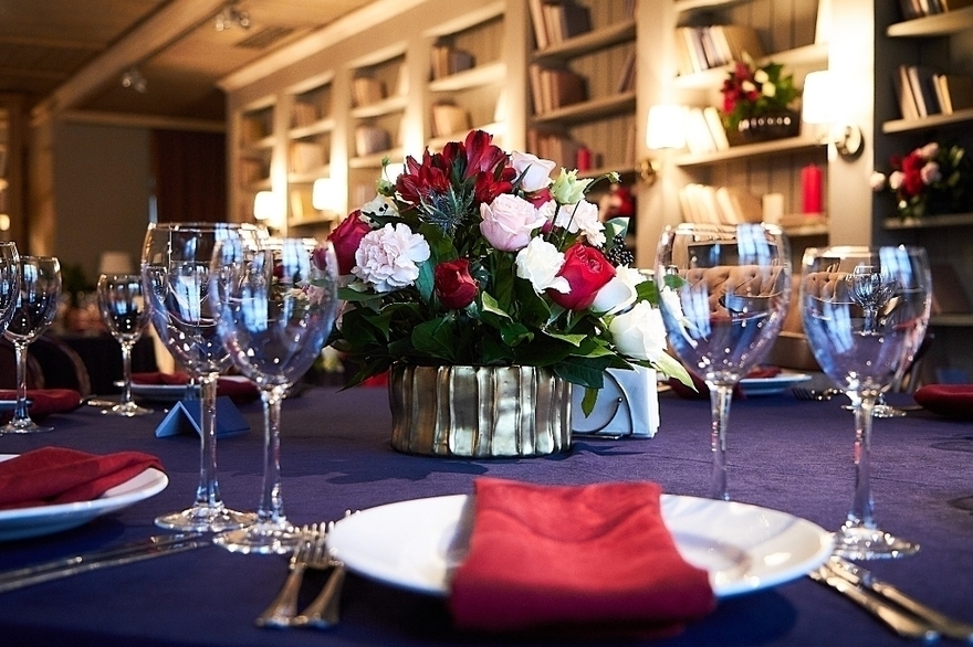 Столы и стулья гостей / Банкет в Классика от Студия декора и флористики Flora Decor 1