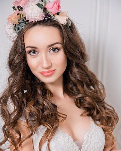 С аксессуарами / Цветами / Фатой, Распущенные, Локоны / Локоны на один бок от Свадебный стилист Зульфия Катаева 1