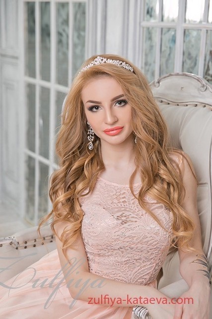 С аксессуарами / Цветами / Фатой, Распущенные, Локоны / Локоны на один бок от Свадебный стилист Зульфия Катаева 1