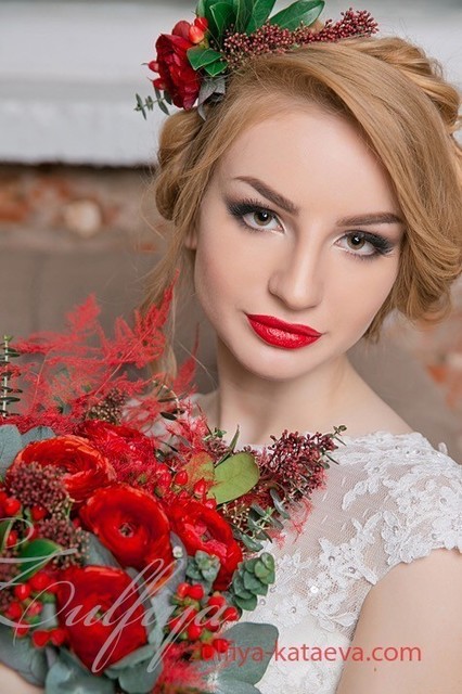 С аксессуарами / Цветами / Фатой, Пучок от Свадебный стилист Зульфия Катаева 1