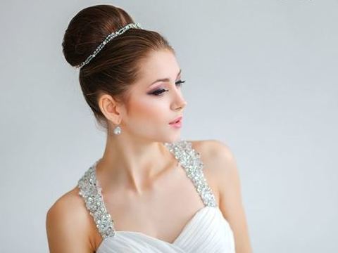 Высокие / Собранные, С аксессуарами / Цветами / Фатой, Пучок от Nadya Nezhinka Beauty Studio 1