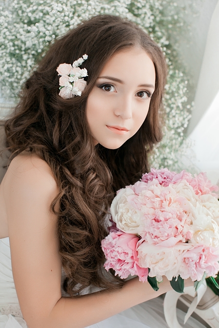 С аксессуарами / Цветами / Фатой, Локоны / Локоны на один бок от Nadya Nezhinka Beauty Studio 1