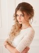 С аксессуарами / Цветами / Фатой, Локоны / Локоны на один бок от Nadya Nezhinka Beauty Studio 6