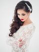 С аксессуарами / Цветами / Фатой, Локоны / Локоны на один бок от Nadya Nezhinka Beauty Studio 2