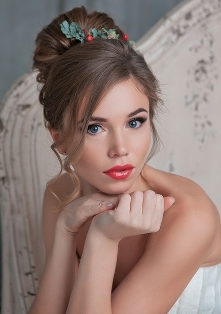 Высокие / Собранные, С аксессуарами / Цветами / Фатой, Пучок от Nadya Nezhinka Beauty Studio 1