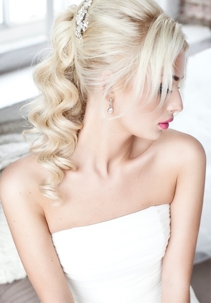 С аксессуарами / Цветами / Фатой, Локоны / Локоны на один бок от Nadya Nezhinka Beauty Studio 1