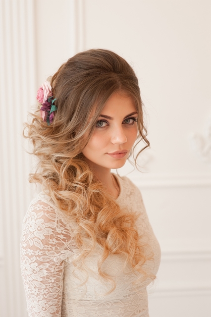 С аксессуарами / Цветами / Фатой, Локоны / Локоны на один бок от Nadya Nezhinka Beauty Studio 1