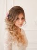 С аксессуарами / Цветами / Фатой, Локоны / Локоны на один бок от Nadya Nezhinka Beauty Studio 1