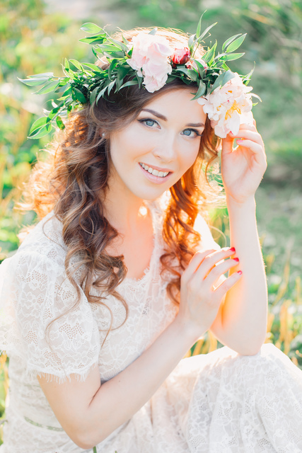 С аксессуарами / Цветами / Фатой, Локоны / Локоны на один бок от Nadya Nezhinka Beauty Studio 1