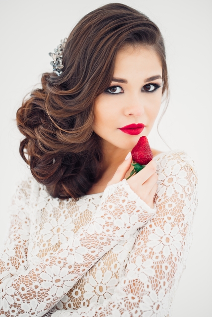 С аксессуарами / Цветами / Фатой, Локоны / Локоны на один бок от Nadya Nezhinka Beauty Studio 1