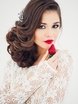 С аксессуарами / Цветами / Фатой, Локоны / Локоны на один бок от Nadya Nezhinka Beauty Studio 1
