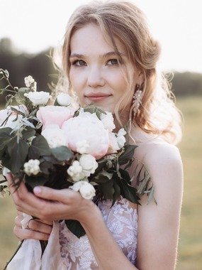 Волны, Локоны / Локоны на один бок, Распущенные, С аксессуарами / Цветами / Фатой, С плетением от Nadya Nezhinka Beauty Studio 2