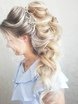 Высокие / Собранные, С аксессуарами / Цветами / Фатой, Распущенные, Пучок, С плетением, Коса / Коса-пучок, Волны от Свадебный стилист Олеся Чорная 4
