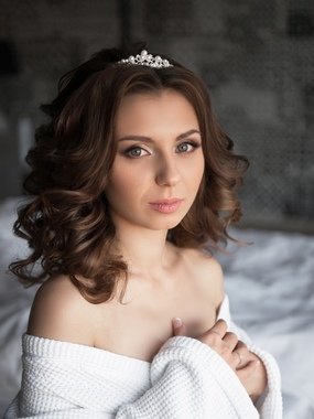 Волны, Локоны / Локоны на один бок, Распущенные, С аксессуарами / Цветами / Фатой от Свадебный стилист и визажист Ольга Фирсова 1