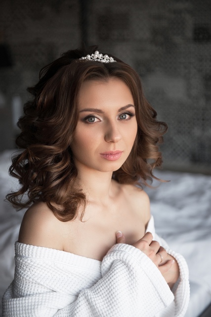 С аксессуарами / Цветами / Фатой, Распущенные, Волны, Локоны / Локоны на один бок от Свадебный стилист и визажист Ольга Фирсова 1