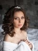 С аксессуарами / Цветами / Фатой, Распущенные, Волны, Локоны / Локоны на один бок от Свадебный стилист и визажист Ольга Фирсова 1