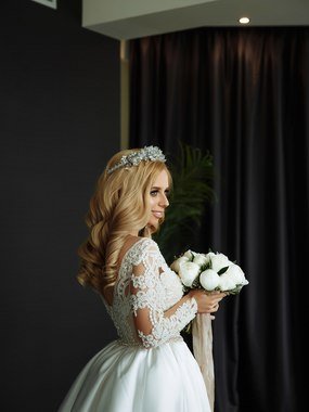 Волны, Локоны / Локоны на один бок, Распущенные, С аксессуарами / Цветами / Фатой от Свадебный стилист и визажист Ольга Фирсова 2