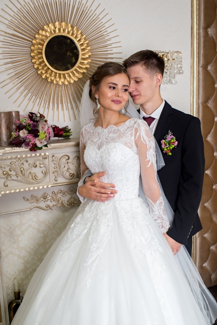 Высокие / Собранные, С аксессуарами / Цветами / Фатой, Пучок, С плетением, Локоны / Локоны на один бок от Свадебный стилист и визажист Ольга Фирсова 1