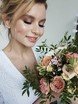 Высокие / Собранные, Пучок, Локоны / Локоны на один бок от Свадебный стилист Анна Кулакова 1