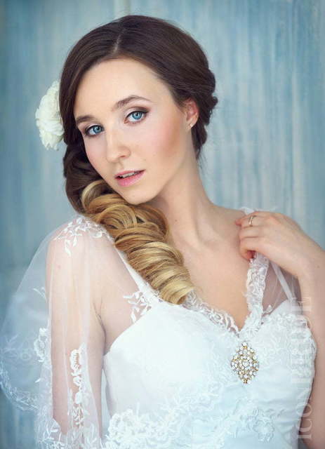 С аксессуарами / Цветами / Фатой, Локоны / Локоны на один бок от Салон красоты iconBRIDE 1