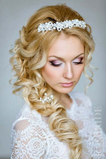 С аксессуарами / Цветами / Фатой, В греческом стиле от Салон красоты iconBRIDE 1