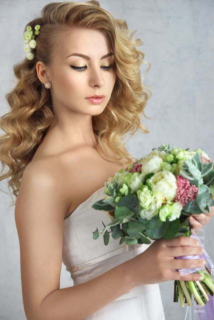 С аксессуарами / Цветами / Фатой, Локоны / Локоны на один бок от Салон красоты iconBRIDE 1