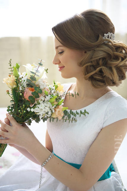 Высокие / Собранные, С аксессуарами / Цветами / Фатой, Пучок от Салон красоты iconBRIDE 1